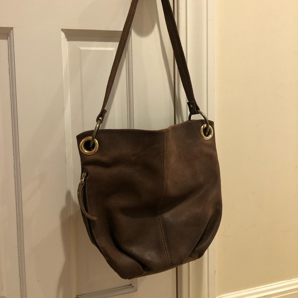 Brown Colombian leather shoulder bag with brass hardware